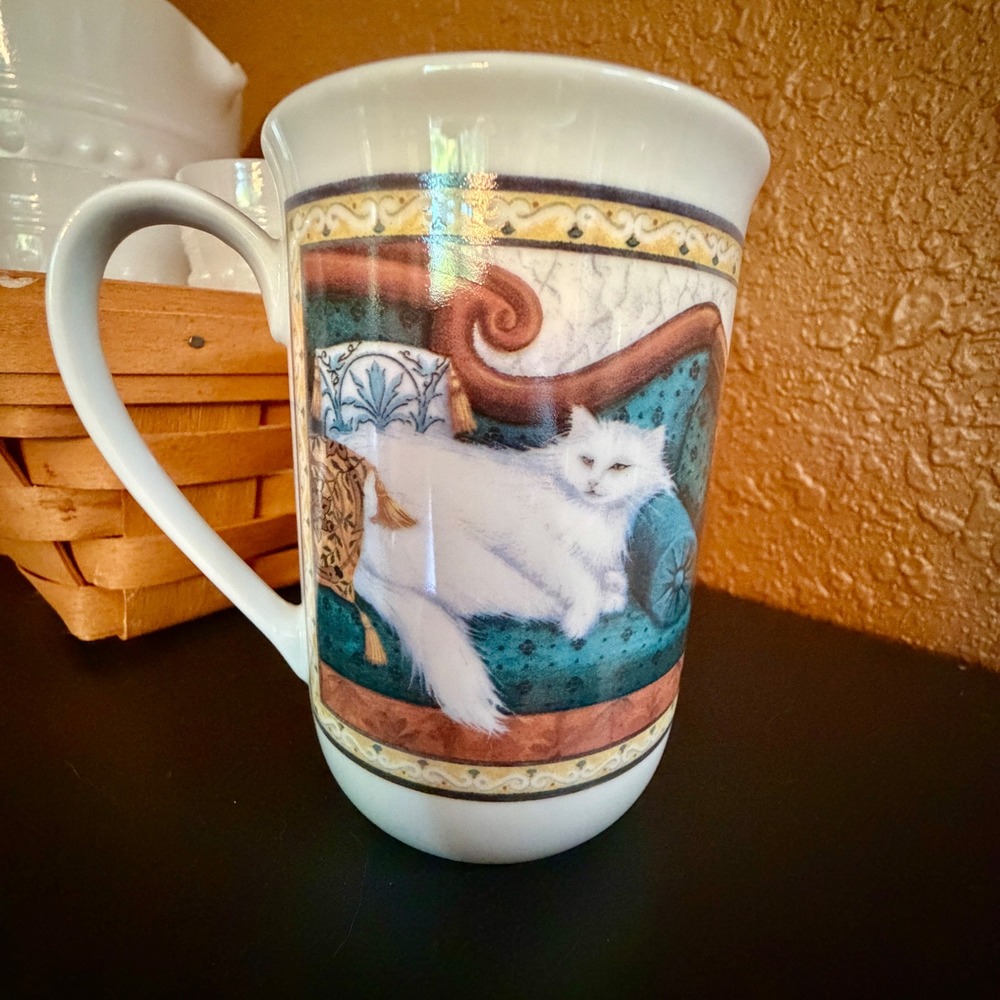 Russ Berrie Four Seasons White Cat on Couch Ceramic Coffee Mug 12501 Gold Rim - Picture 3 of 5